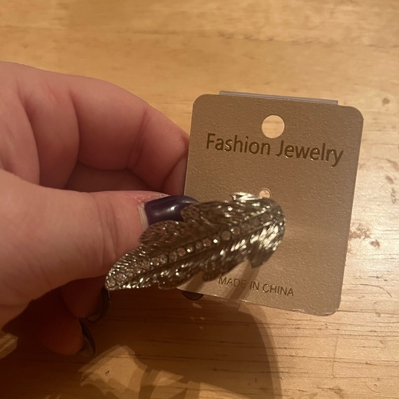 Fashion Jewelry Jewelry - Silver Fashion Jewelry Leaf Ring
As is Final Sale, no refunds.
